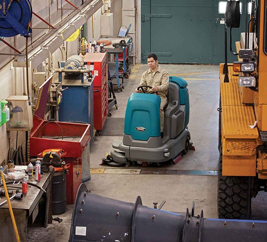 T12 Fregadora de suelo compacta de conductor sentado a batería alt 17